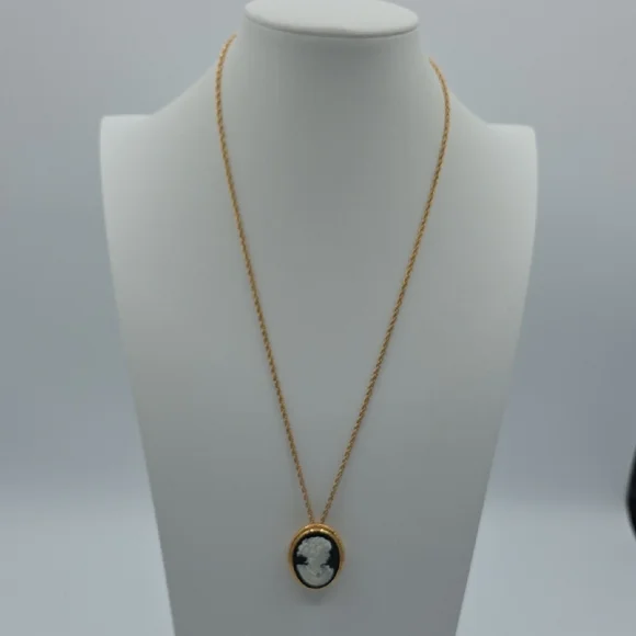 Avon Gold Cameo Pendant Necklace And Pin - Picture 4 of 11